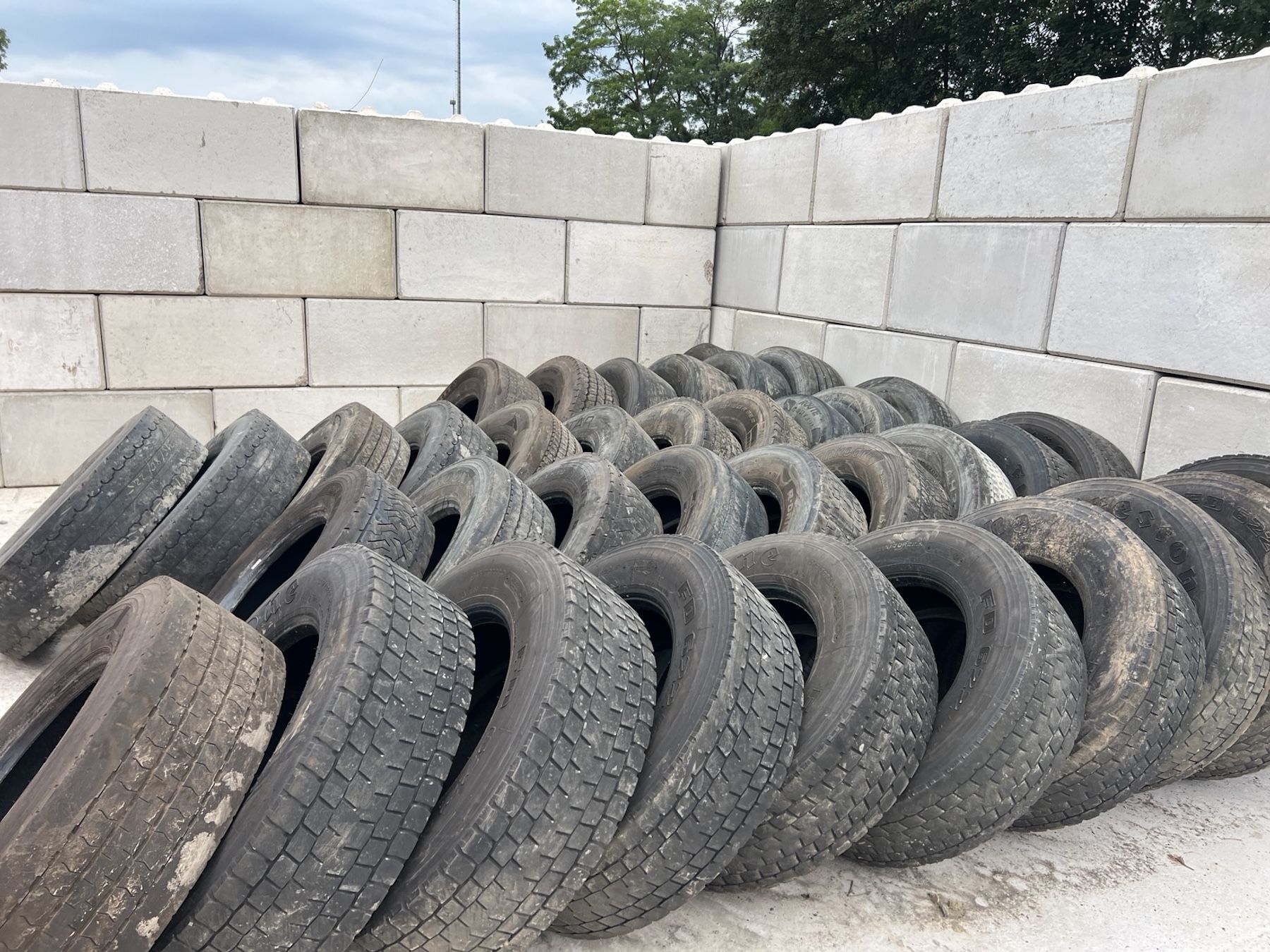 Abgeholte LKW-Reifen auf einem Betonboden beim Kunden, bereit für fachgerechte Entsorgung durch Recycling, Weiterverwendung oder thermische Verwertung.