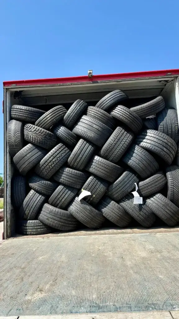 LKW mit großer Menge gebrauchter PKW Reifen zur Abholung und fachgerechten Altreifenentsorgung