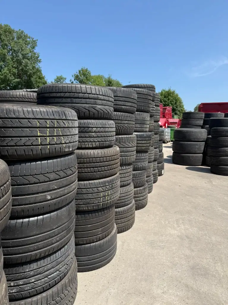 Sortierte Altreifen und gebrauchte PKW Reifen auf dem Firmengelände zur Wiederverwertung und umweltgerechten Entsorgung