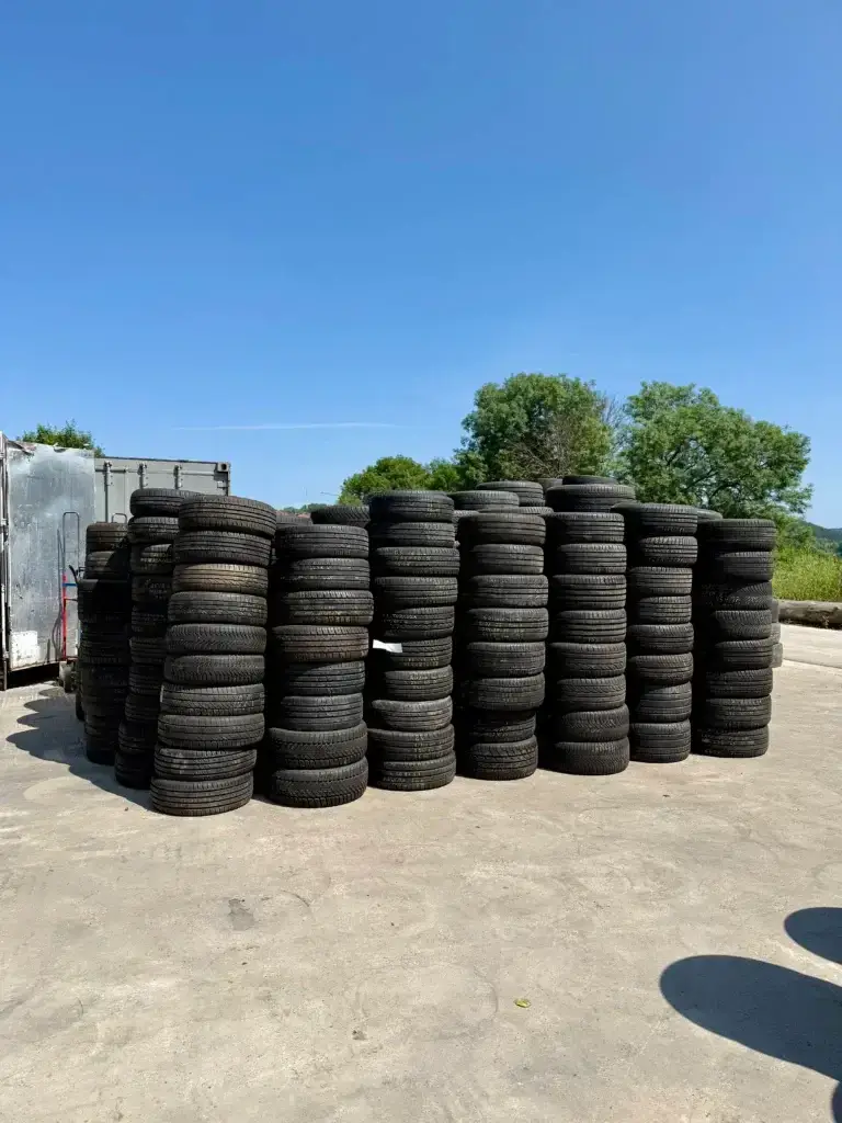 Große Mengen gestapelter Altreifen auf dem Betriebshof zur fachgerechten Entsorgung und Weiterverarbeitung