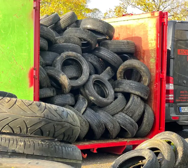 Container mit großer Menge Altreifen zur Abholung und fachgerechten Entsorgung im Reifenhandel und Recyclingbetrieb