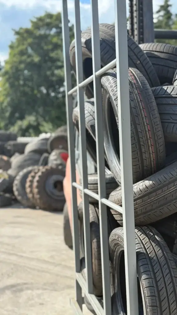 Gebrauchte PKW Reifen im Lagerbereich auf dem Betriebshof für Reifenhandel, Export und fachgerechte Altreifenentsorgung