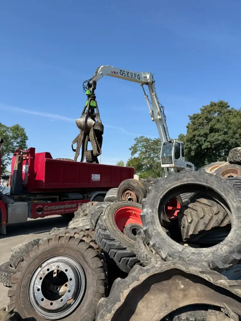 Verladung von großen Altreifen mit Greifer und Container zur fachgerechten Entsorgung und umweltgerechten Reifenverwertung