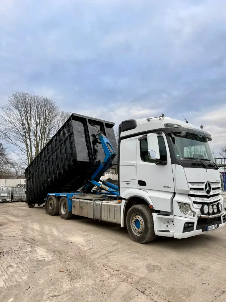 Container LKW bei der Abholung und Entsorgung von Altreifen für professionelle Reifenlogistik und umweltgerechte Weiterverwertung