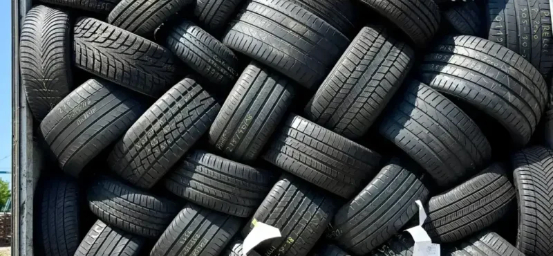 LKW mit großer Menge gebrauchter PKW Reifen zur Abholung und fachgerechten Altreifenentsorgung