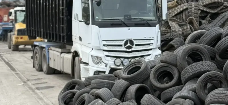 LKW bei der Abholung großer Mengen Altreifen für fachgerechte Entsorgung, Containerdienst und professionelle Reifenverwertung